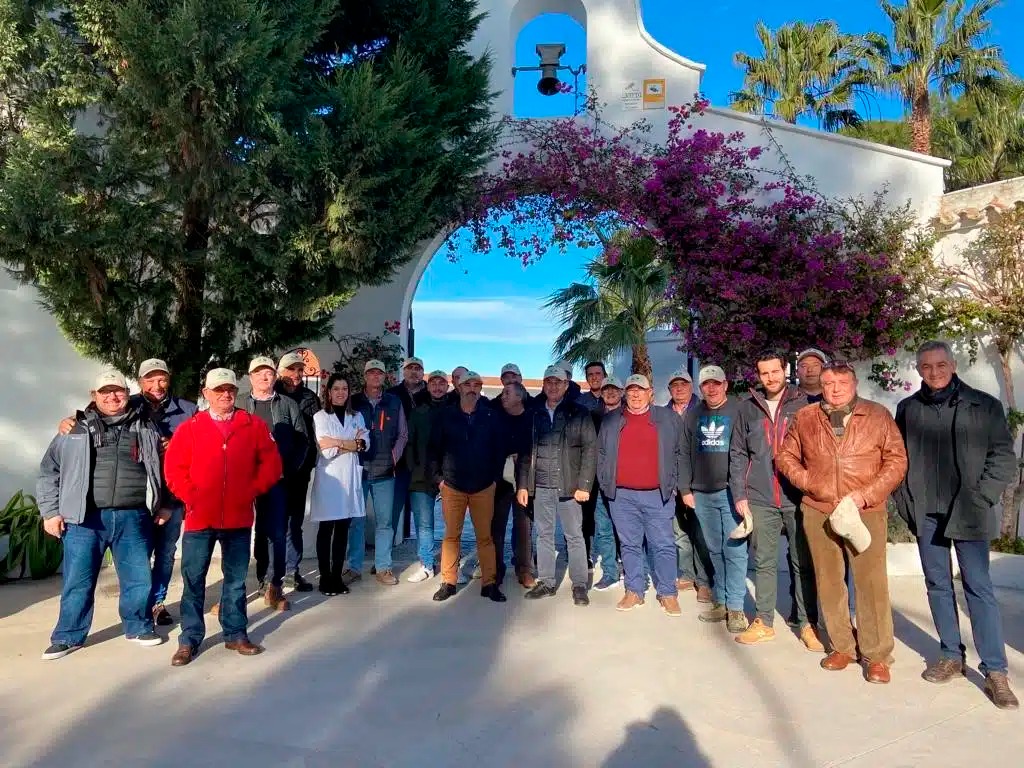 Foto de la plantilla y equipo humano de la Cooperativa tras la integración con La Pobla
