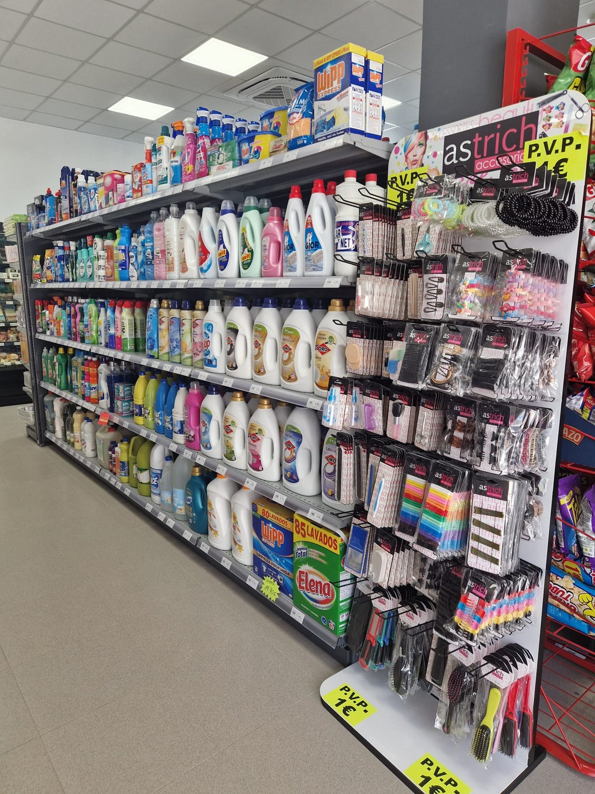 Sección de droguería y limpieza en el supermercado