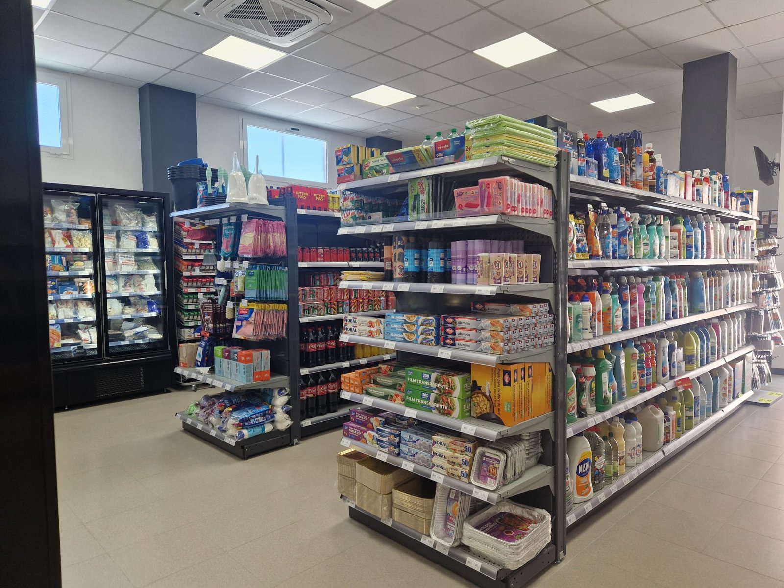 Pasillos y congeladores del supermercado